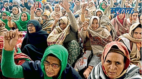नवी दिल्ली: सिंघू सीमेवर कृषी कायद्याच्या विरोधात आंदोलन करणाऱ्या महिला शेतकरी.