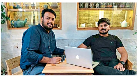 ‘अवर डेमॉक्रसी’चे बिलाल झैदी आणि आनंद मंगनाळे.