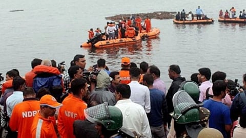 आंध्र प्रदेश : गोदावरी नदीत बुडाली बोट; 13 मृत्युमुखी