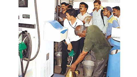 औरंगाबाद - उस्मानपुरा येथील पेट्रोलपंपाची रविवारी तपासणी करताना पेट्रोल कंपनीचे अधिकारी, शासकीय अधिकारी, संबंधित तंत्रज्ञ व पोलिस आयुक्तालयातील गुन्हे शाखेचे अधिकारी.