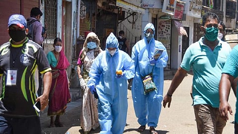 Corona positive doctor abuses health workers nashik marathi news