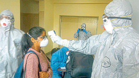 नवी दिल्ली - इटलीहून आलेल्या भारतीय प्रवाशाची तपासणी करताना वैद्यकीय अधिकारी.