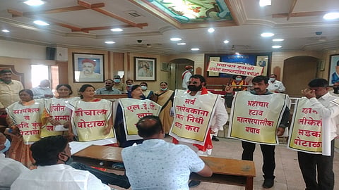 Corporators have been pushed in the general meeting of Akola Municipal Corporation 2.jpg