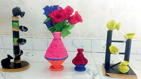 उंडाळे - प्रदीप पाटील यांनी रद्दी पेपरच्या कागदापासून बनविलेल्या शोभेच्या वस्तू.