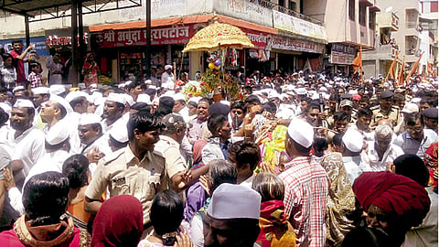 देहू (ता. हवेली) - संत तुकाराम महाराज पालखी सोहळ्याला शनिवारी निरोप देताना देहूकर.