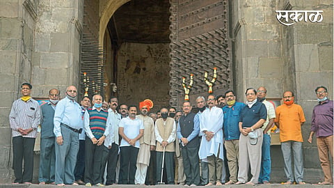 शनिवारवाडा - थोरले बाजीराव पेशवे प्रतिष्ठानतर्फे शनिवार वाड्याच्या २८९ व्या वर्धापनदिनानिमित्त मान्यवरांच्या हस्ते दिल्ली दरवाजा उघडण्यात आला.