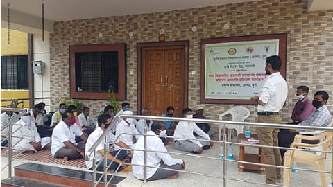 जळगाव सुपे (ता. बारामती) - येथील शेतकऱ्यांनी कीटकनाशकांचा नेमका व सुरक्षित वापर करण्याची पद्धत समजून सांगताना कृषी विज्ञान केंद्राचे विषय विशेषज्ञ डॉ. मिलिंद जोशी.
