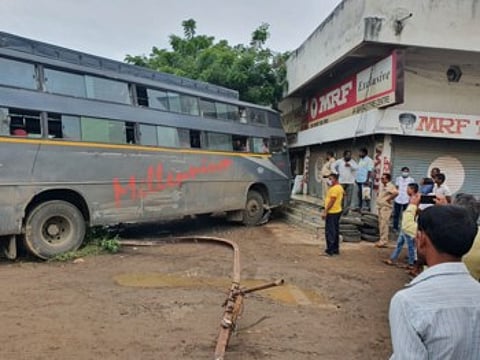 उभ्या लक्झरी बसला ट्रकची धडक; चालक ठार.