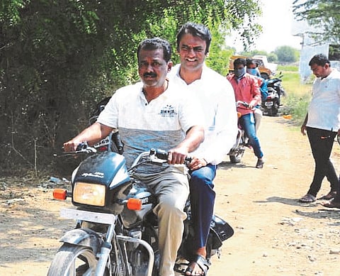 Minister Gadakh went on a two-wheeler to find out his problem
