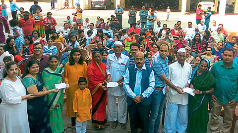 पिंपळे सौदागर - सोसायटीतील सभासदांनी हुतात्मा जवानांच्या कुटुंबीयांना आर्थिक मदतीचा हात देऊन कृतज्ञता व्यक्त केली.