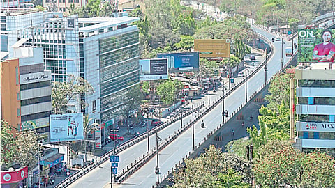 पुणे - मेट्रो प्रकल्पाच्या कामात गणेशखिंड रस्त्यावरील उड्डाणपूल अडथळा ठरत असल्याने तो पाडण्यात येणार आहे.