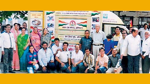 औरंगाबाद - घाटीतील रुग्णांसाठी सकल जैन समाजातर्फे वर्षभर मोफत अन्नछत्र सुरू करण्यात आले. त्याच्या उद्घाटनप्रसंगी उपस्थित समाजबांधव.