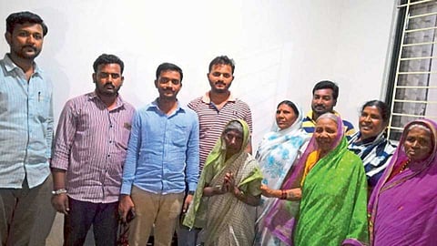 तुंग - चुकलेल्या आजीला युवकांनी मिरजेत लेकीकडे सोडले. त्यावेळी कुटुंबीयांसोबत आजी (मध्यभागी) व चार युवक.