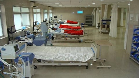 मुंबईत कोविड रुग्णसंख्या घटली, खासगी रुग्णालयात ICU खाटा रिकाम्या