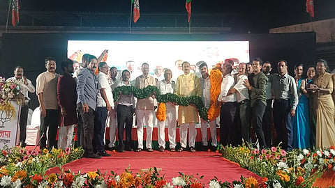 माजी खासदार रामशेठ ठाकूर, आमदार रवीशेठ पाटील, प्रशांत ठाकूर, महेश बालदी यांचा सत्कार करताना कार्यकर्ते.