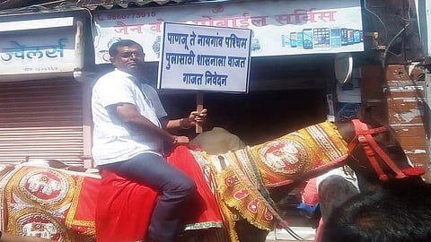 वसई ः पुलाच्या मागणीसाठी घोड्यावरून जाताना राजकुमार चोरघे.