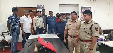 जालना : जप्त केलेल्या पिस्तुलाची पाहणी करताना पोलिस अधीक्षक चैतन्य एस., अपर पोलिस अधीक्षक समाधान पवार, पोलिस निरीक्षक राजेंद्रसिंह गौर व इतर.