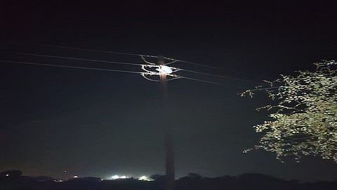 वाडा ः दारुसाठी वीजेच्या खांबावर चढलेला तरूण. (छायाचित्र ः दिलीप पाटील)