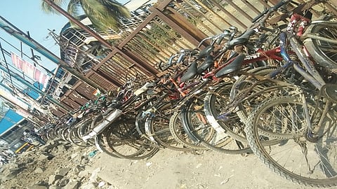 नालासोपारा ः पूर्व परिसरात लावण्यात आलेल्या शेकडो सायकली.