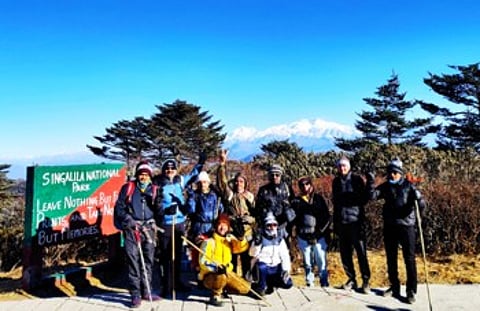 हाडे गोठावणारी थंडीत साहसी तरुणांनी पाच दिवसातचं हिमालयातील "संदकफू" शिखर केले पार