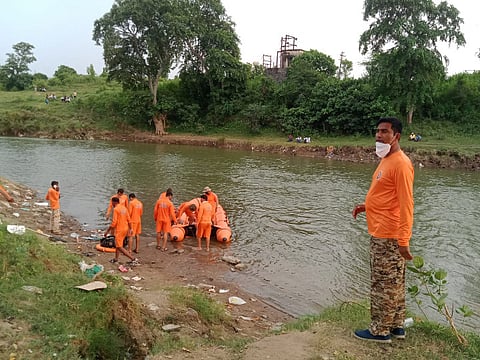 कोलार घाटः कोलार नदीत मृतदेह शोधताना राज्य आपत्ती दलाचे सैनिक.