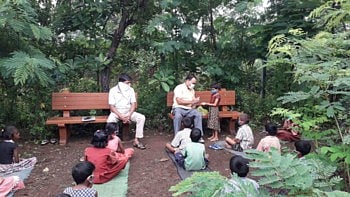 ‘बागेतील शाळा’ उपक्रम अंतर्गत बागेत भरतेय शाळा !