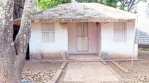 दापोली - दापोली-काळकाई कोंड येथील वास्तव्यास असलेल्या डॉ. बाबासाहेब आंबेडकर यांच्या निवासस्थानाचे स्मारकात रूपांतर करण्यात आले आहे.