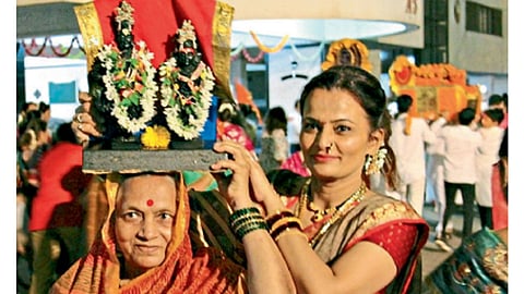 कोथरूड - करिष्मा सोसायटीत सामाजिक एकतेचा अर्थ जाणून घेण्यासाठी वारीतील हृदयस्पर्शी दृश्य.