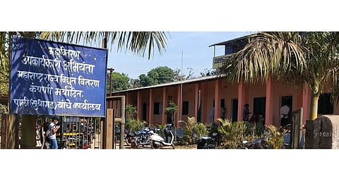 वीज वाहिन्या तुटल्याने पालीत 15 तास 'बत्ती गुल'