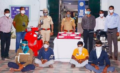 four booked for loot of eighteen lakhs at nagpu