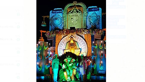 पिंपळे गुरव - श्री छत्रपती मित्र मंडळाने बालाजी महालक्ष्मी रथात त्यांचे गणपती बाप्पा बसवून विसर्जन मिरवनूक पार पाडली.
