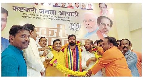 भोसरी - महायुतीचे उमेदवार महेश लांडगे यांना पाठिंबा देताना कष्टकरी जनता आघाडीचे पदाधिकारी.