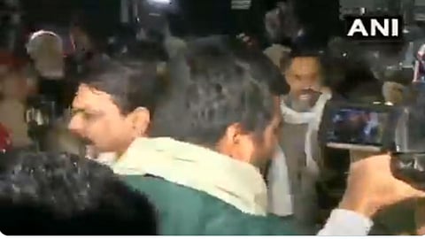 JNU Violence : योगेंद्र यादव यांना धक्काबुक्की (व्हिडिओ)