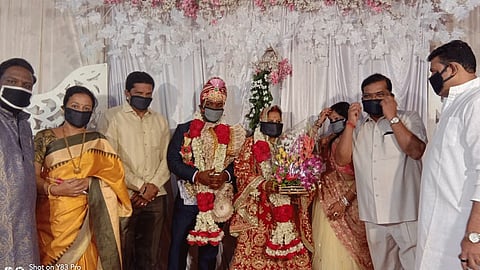 जोडप्याने मास्क लावून केलं लग्न अन्...
