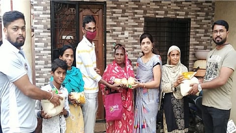 वडगाव मावळ - लॉकडाऊनच्या पार्श्वभूमीवर हातावर पोट असलेल्या गरीब कुटुंबांना किराणा मालाचे वाटप करताना मोरया ढोल पथकाचे सदस्य.