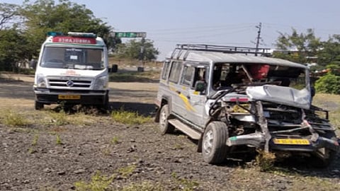 Accident between travels and car in wardha district