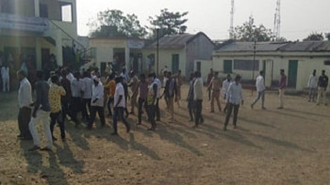 Fighting between people while voting in Yavatmal