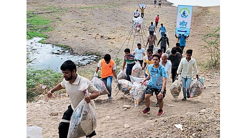 जळगाव - मेहरुण परिसरातील कचरा वेचून नेताना नीर फाउंडेशनचे युवक.