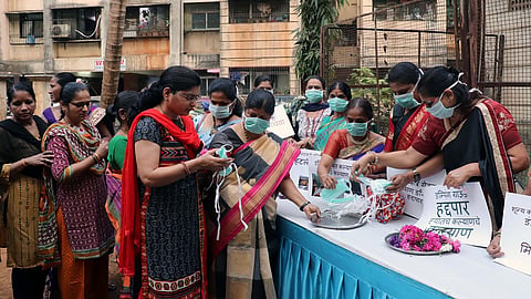 कल्याण : हळदी कुंकूनिमित्त मास्क वाटप करताना महिला वर्ग (छायाचित्र : ऋषिकेश चौधरी)