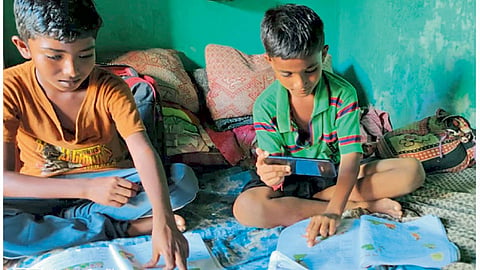 पाडळे (जि. नगर) - येथे आपल्या मुळगावी ऑनलाइन शिक्षणाचे धडे गिरवताना ओम व आर्यन सकट.