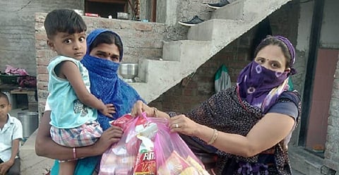 पाटसांगवी (ता. भूम) : दोन वर्षांच्या प्रणवची भेट घेऊन त्याला खाऊ, खेळणी देताना सरपंच कविता नायकिंदे.