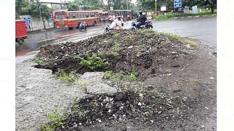 पाणी गळती दुरूस्तीसाठी खोदलेला खड्डा जैसे थे