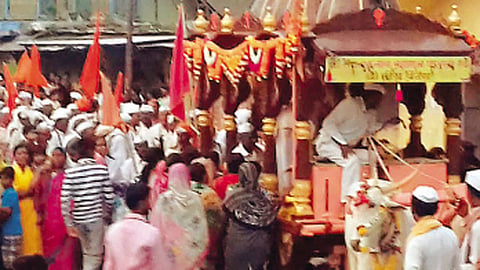 परंडा - संत एकनाथ महाराज पालखीचे आगमन होताच भाविकांनी जल्लोषात स्वागत करून दर्शन घेतले.
