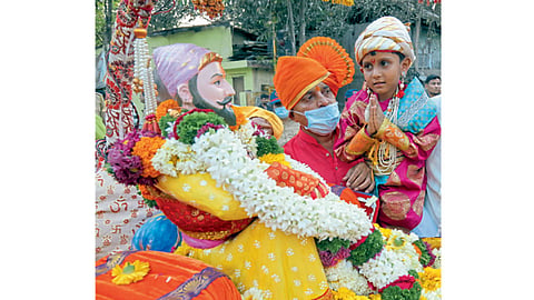 भवानी माता मंदिर - पालखीतील छत्रपती शिवरायांच्या प्रतिमेला गुरुवारी अभिवादन करताना बालमावळा. यावेळी तोंडाला मास्क लावून मिरवणूक सोहळ्यात सहभागी झालेले शिवभक्त.