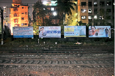 मुंबई : चिंचपोकळी रेल्वेस्थानकालागत असलेल्या सुरक्षा भिंतीवर लावण्यात अालेल्या जाहिराती.
