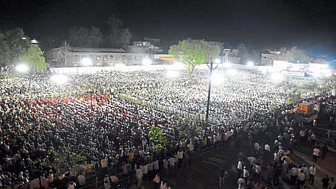 नांदेड - महाराष्ट्र नवनिर्माण सेनेचे अध्यक्ष राज ठाकरे यांची शुक्रवारी रात्री नवा मोंढा येथील मैदानावर जाहीर सभा झाली.