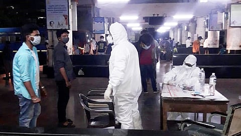 ठाणे : राजस्थानहून परतलेल्या विद्यार्थ्यांची आरोग्य तपासणी करताना ठाणे पालिकेचे वैद्यकीय पथक. ( छायाचित्र : दीपक कुरकुंडे)