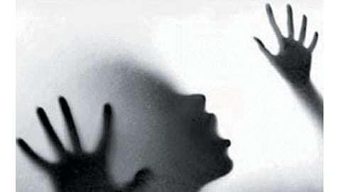 आईच्या मित्राकडुनच जिवे मारण्याची धमकी देत बारा वर्षीय मुलीवर वारंवार बलात्कार