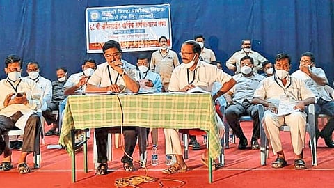 Opposition left hall at Sangli Teachers Bank meeting; And all subjects approved