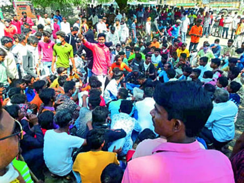 सारंगखेड्यात निषेध रॅलीतील जमावाकडून संशयिताच्या घरावर हल्ला